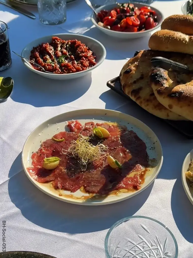 מנה עיקרית מוגשת בצלחת באירוע
