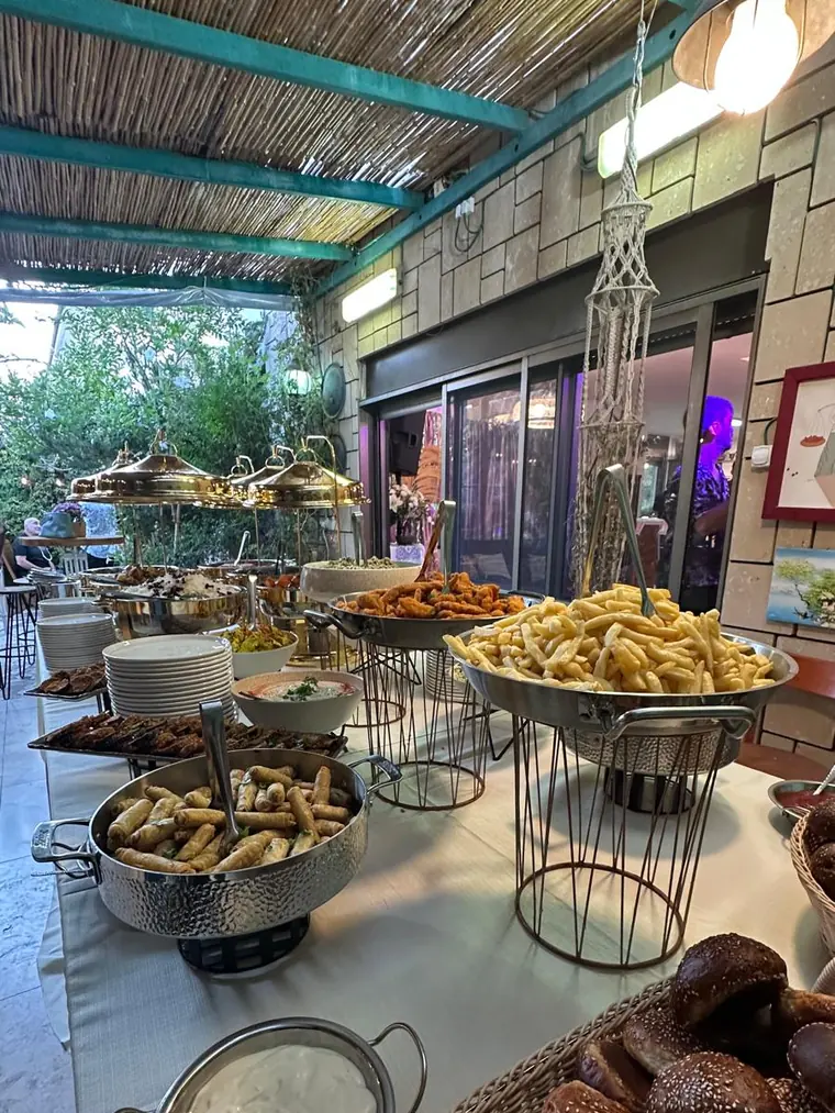 מזנון בשרים חם עם מגוון מנות באירוע